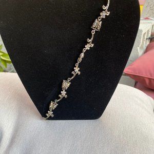 🌟 Stunning Silver 20-Inch Butterfly and Flower Necklace! 🌟